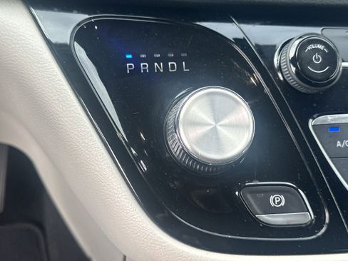 Used 2020 Chrysler Pacifica Touring-L FWD image 27