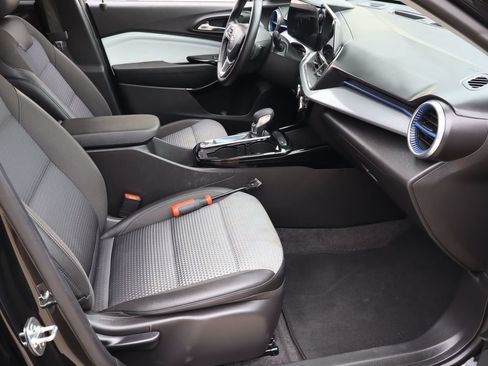 Used 2025 Chevrolet Trax LT w/ LT Convenience Package FWD image 16