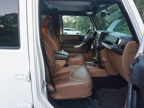 Used 2016 Jeep Wrangler Unlimited Rubicon w/ Connectivity Group AWD/4WD image 14