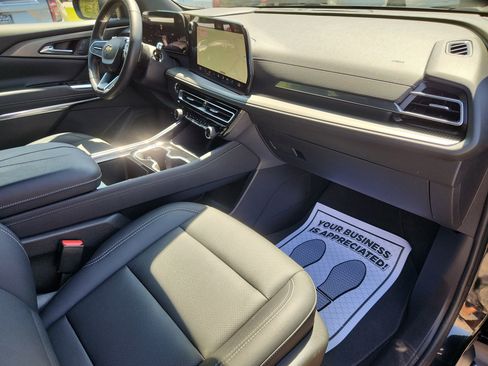 Used 2025 Chevrolet Traverse LT image 38