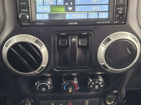 Used 2016 Jeep Wrangler Sahara w/ Connectivity Group image 17