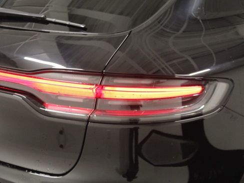 Certified 2022 Porsche Macan image 10