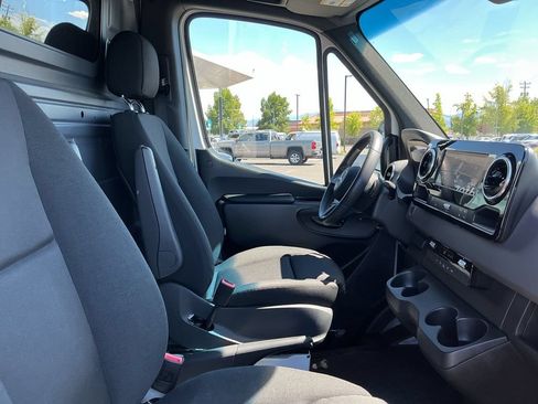 Used 2025 Mercedes-Benz Sprinter 4500 image 18