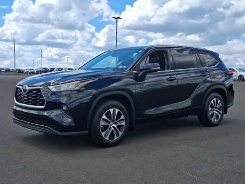 Used 2020 Toyota Highlander XLE image 3