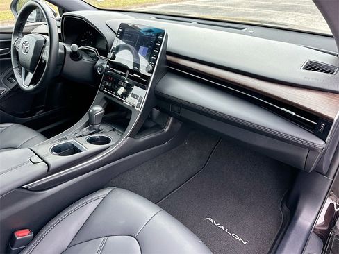 Used 2020 Toyota Avalon XLE image 28