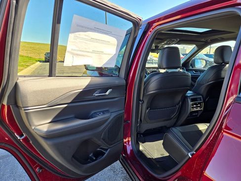 New 2025 Jeep Grand Cherokee Altitude image 23