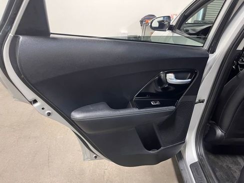 Used 2018 Kia Niro EX image 19