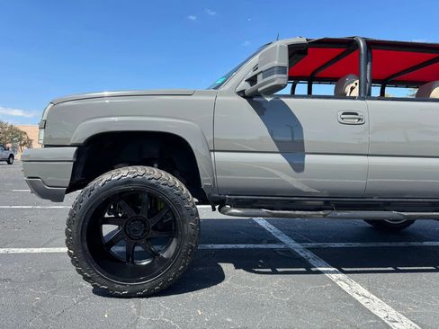 Used 2004 Chevrolet Suburban Z71 w/ Preferred Equipment Group image 10