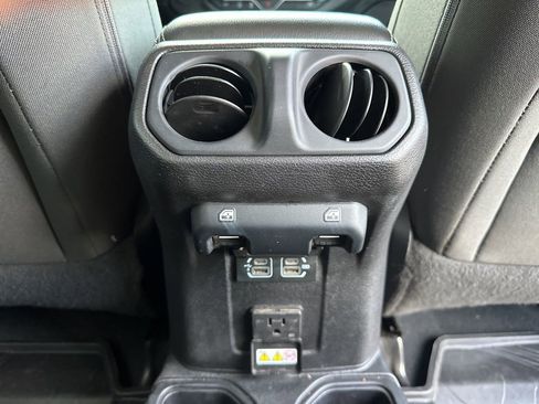 Used 2018 Jeep Wrangler Unlimited Sahara image 27