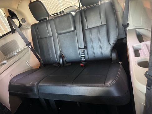 Used 2016 Chrysler Town & Country Touring FWD image 19