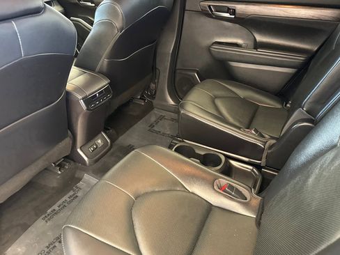Used 2021 Toyota Highlander Limited image 12