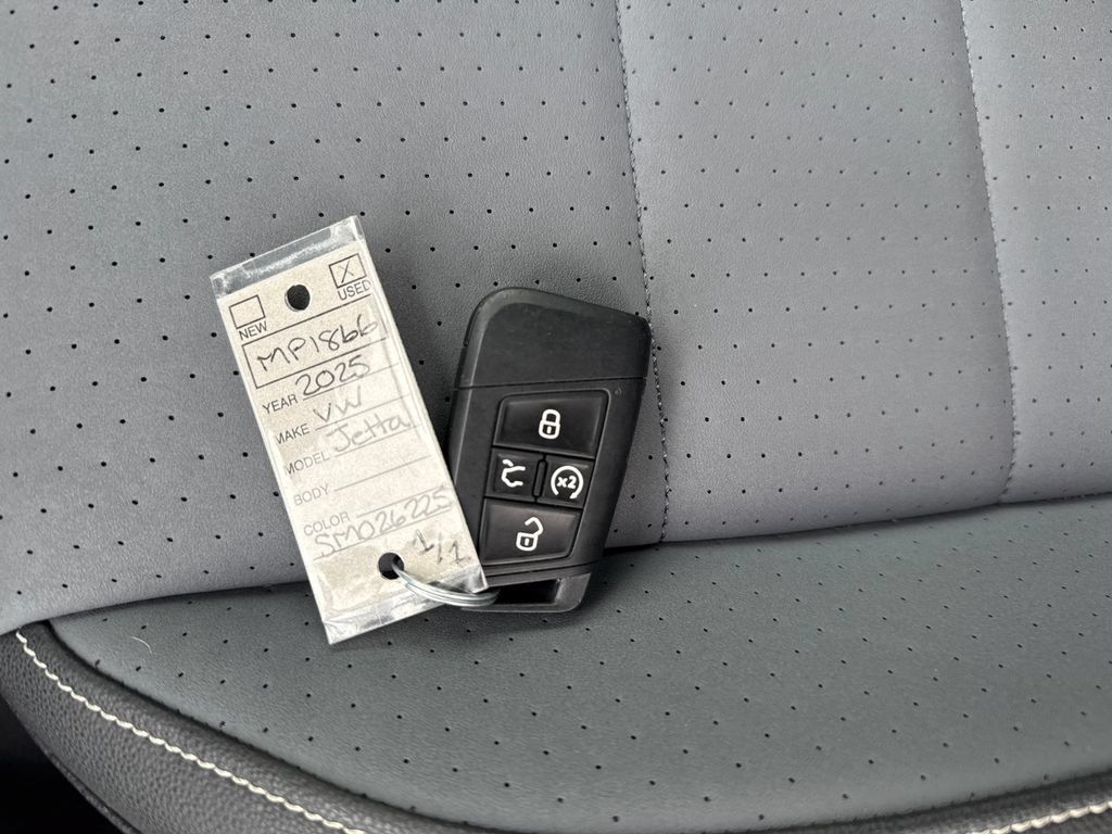 Used 2025 Volkswagen Jetta SE FWD image 29