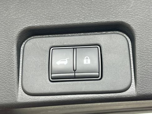 Used 2025 Nissan Rogue SV AWD/4WD image 23