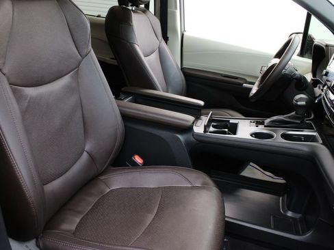Used 2022 Toyota Sienna Platinum image 27