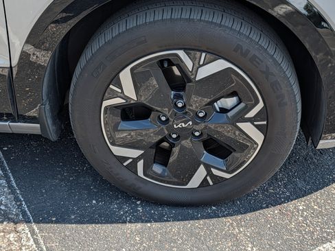 Certified 2024 Kia Niro Wave w/ Wave Preserve Package FWD image 9