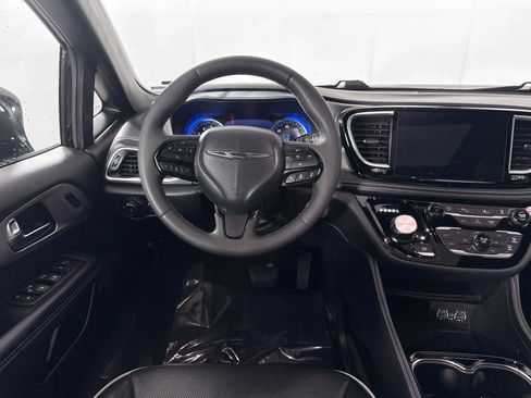Used 2025 Chrysler Pacifica Limited FWD image 35