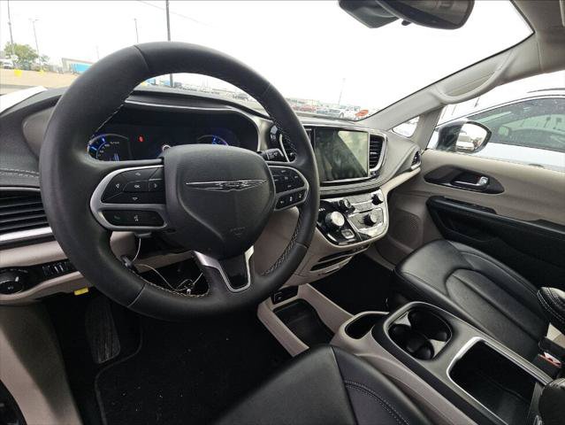 Used 2024 Chrysler Pacifica Limited FWD image 13