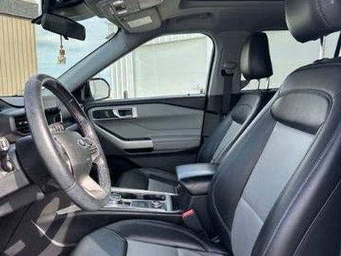 Used 2022 Ford Explorer XLT w/ Equipment Group 202A AWD/4WD image 12