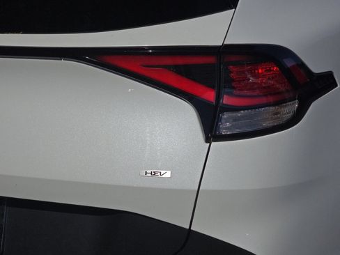 Certified 2025 Kia Sportage LX AWD/4WD image 33