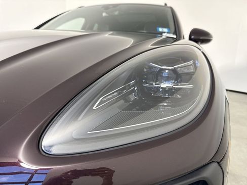 Certified 2025 Porsche Macan AWD/4WD image 11