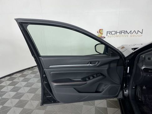 Used 2025 Nissan Altima 2.5 SR image 33