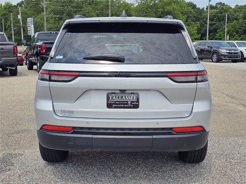 Used 2024 Jeep Grand Cherokee Altitude RWD image 21