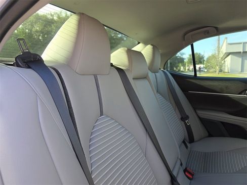 Used 2022 Toyota Camry SE image 18