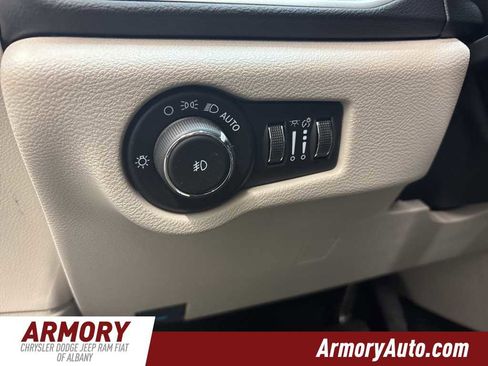 Used 2024 Chrysler Pacifica Touring-L image 11