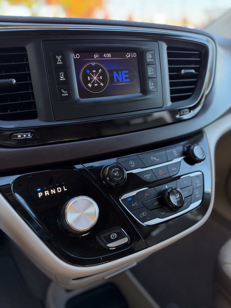 Used 2017 Chrysler Pacifica Touring-L FWD image 16
