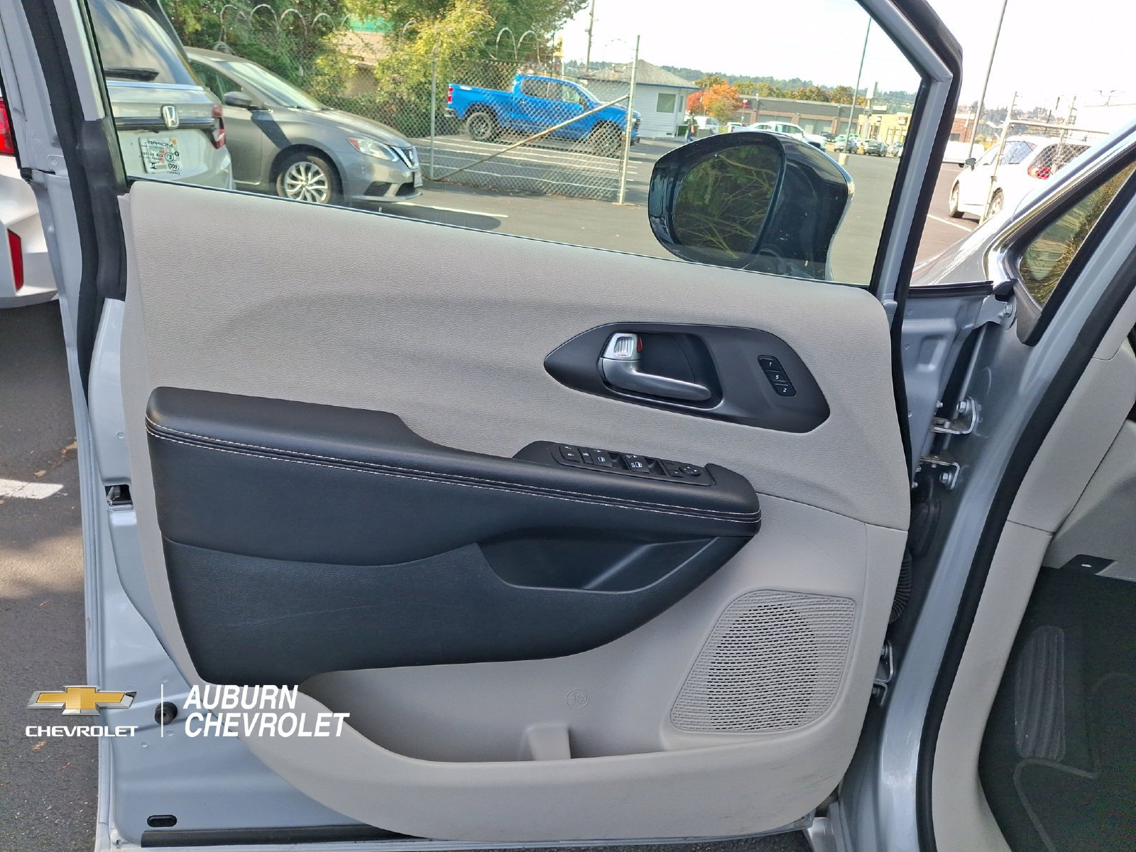 Used 2024 Chrysler Pacifica Touring-L FWD image 10