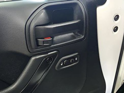 Used 2017 Jeep Wrangler Unlimited Sahara AWD/4WD image 13
