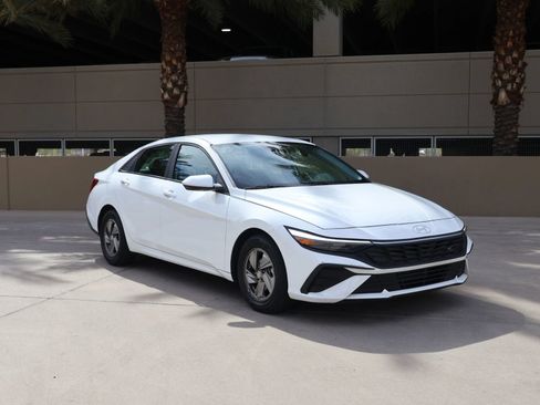 Used 2025 Hyundai Elantra SE FWD image 3