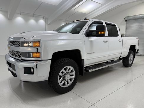 Used 2019 Chevrolet Silverado 2500 LT w/ LT Convenience Package image 3