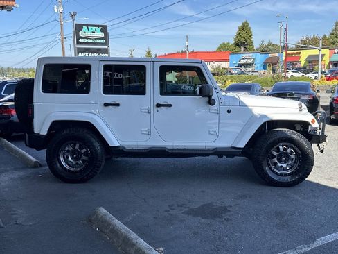 Used 2016 Jeep Wrangler Unlimited Sahara w/ Connectivity Group AWD/4WD image 8