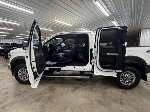 Used 2020 Ford F350 Lariat w/ Chrome Package image 31