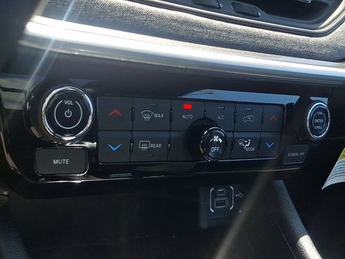 Used 2025 Jeep Compass Latitude w/ Sun & Sound Group AWD/4WD image 16