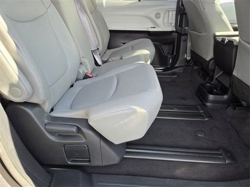 Used 2025 Toyota Sienna XLE image 17