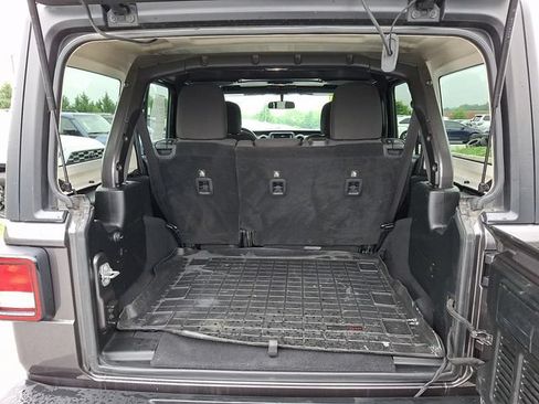Used 2018 Jeep Wrangler Unlimited Sahara AWD/4WD image 27