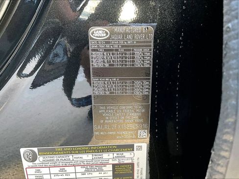 New 2025 Land Rover Discovery Dynamic SE image 8