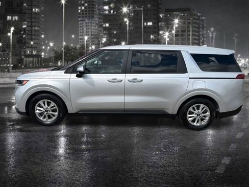 Used 2023 Kia Carnival LX FWD image 3