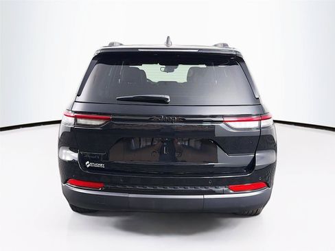 Used 2024 Jeep Grand Cherokee Altitude AWD/4WD image 10