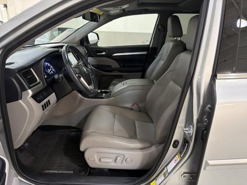Used 2017 Toyota Highlander XLE FWD image 6