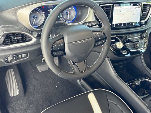 New 2027 Chrysler Pacifica Limited AWD/4WD image 13