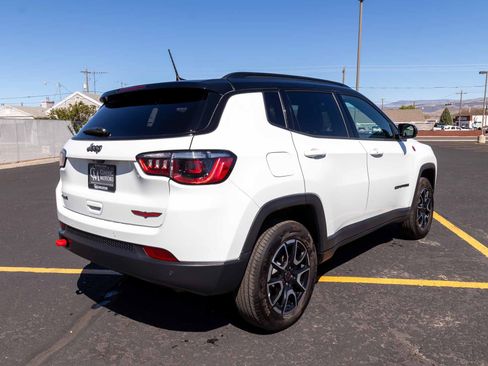 Used 2025 Jeep Compass Trailhawk AWD/4WD image 3