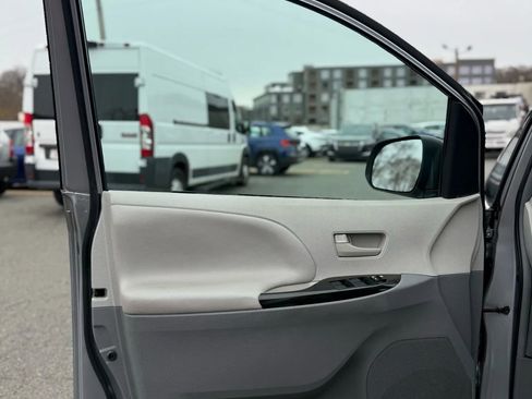 Used 2012 Toyota Sienna LE image 38