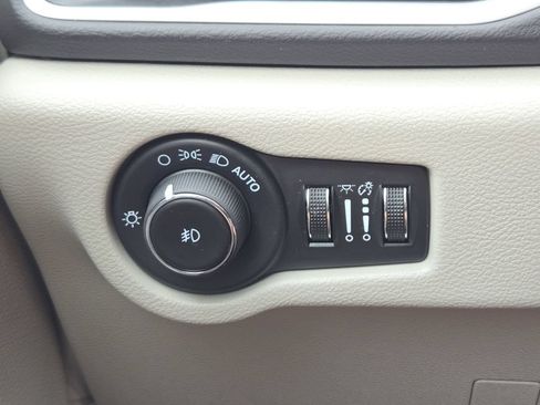 Used 2023 Chrysler Pacifica Touring-L FWD image 17