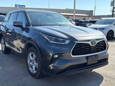 Used 2021 Toyota Highlander LE FWD image 2