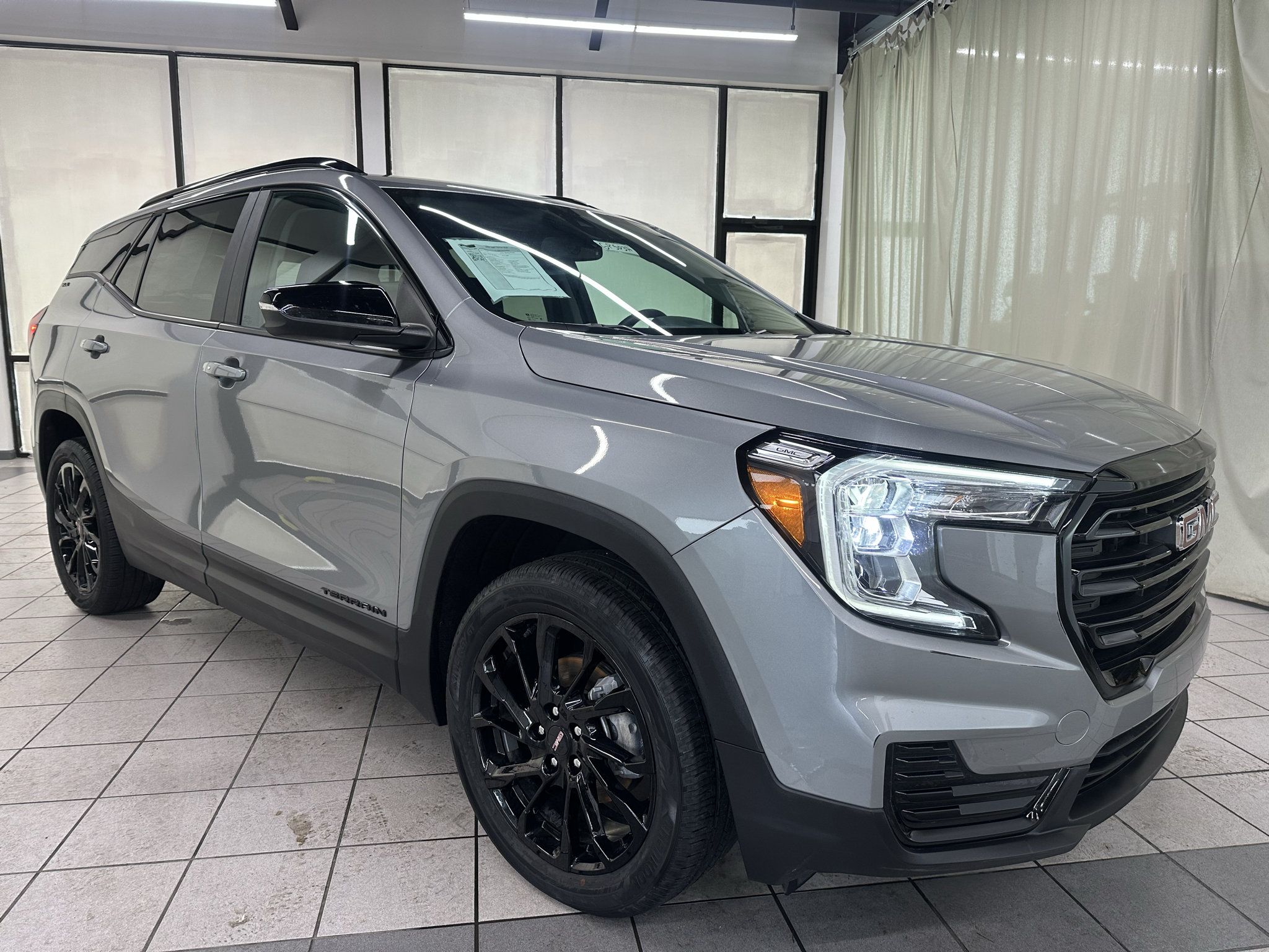 Used 2024 GMC Terrain SLE w/ Elevation Edition AWD/4WD image 2