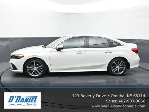 Used 2022 Honda Civic Touring image 2