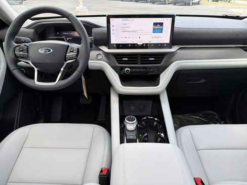 New 2026 Ford Explorer Platinum AWD/4WD image 2